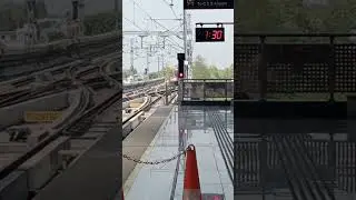 how does a metro train takes turn..
