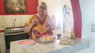 Mi hija Jennifer Asciendo una ensalada de surimi con pasta de codito 🥗🥃