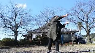 武術動画、分銅の軌道は「Ｘ（エックス）」で、その交点が身体の中心。
