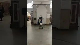MOSCOW METRO - Vocals, Melodies and Talented singers (cool guy sings at the Metropolitan)