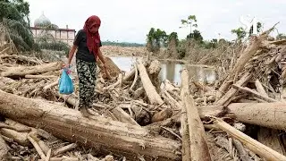Indonesian families mourn loved ones as flood deaths pass 900