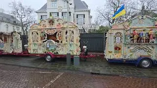 Vier draaiorgels bij de Russische ambassade in Den Haag