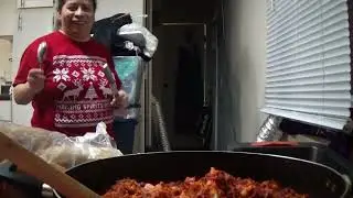 Acompañenos a prepararnos para recibir el año nuevo, hicimos pambazos #familialatina #añonuevo 
