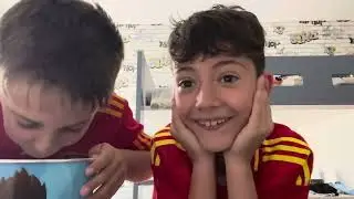 Probando grajeas asquerosas