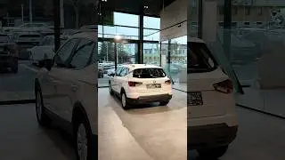 Das neue Auto abholen aus dem Schauraum Auto H&auml;ndler Seat Arona SUV Crossover Gel&auml;ndewagen Neuwagen