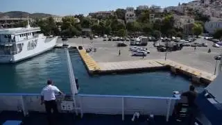 Эгейское море порт Порос Греция, паром паркуется (Askeli P&oacute;ros, Greece)