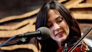 Amanda Shires performs 