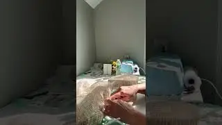 Tutorial of making a mesh daisy spring wreath.