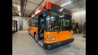 51347 Прекрасный низкопольный автобус Gillig 2005 года выпуска, приспособленный для людей с огран...