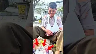 A Poor Elderly Man with a Broken Arm&hellip;A Mother and Child&rsquo;s Reaction 😢#kindness #globalviral #shorts