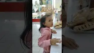 Barokallah fii umrik..Rayna pilih kue.. ultah ke 7.. 