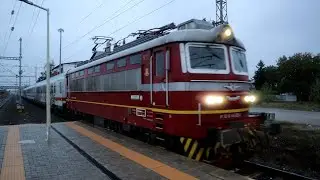 Дъждовните ЕВ 3683 и БВ 8626 се разминават на гара Казичене...