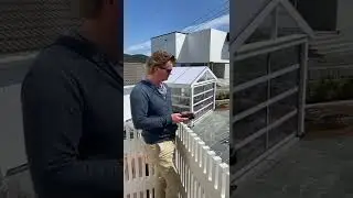 Siri &aring;pner Perleporten i hagestua