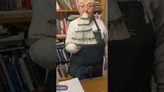 Как сделать красивую рождественскую елку из книги! Нэнси из книжного магазина Book Barn покажет, ...