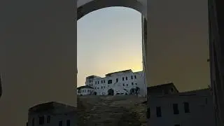 Посещение темницы для рабов в замке Эльмина в Гане.