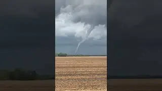 Rope-Like Funnel Cloud Spins Towards Ground Amid Tornado-Producing Storms in Illinois