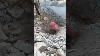 Super close primary crushing, construction site real photo, crusher, mining machinery