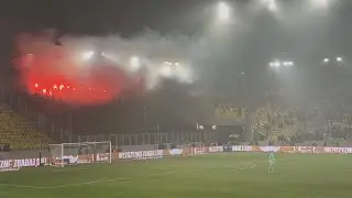 POGOŃ SZCZECIN PALI FLAGĘ GIEKSY - MAŁA NAPINKA POD SEKTOREM 