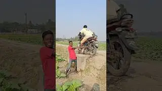 The government worker remove the mud and motorcycle go6