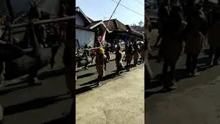 Tarian suku apache indian di karnaval Desa Dalisodo Agustus 2017