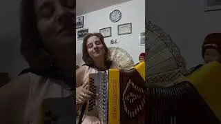 Aqui está mais uma artista, o seu nome: Canarinha.