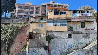 Baracche vista mare: costruite su mura antiche, a pochi metri dal Duomo