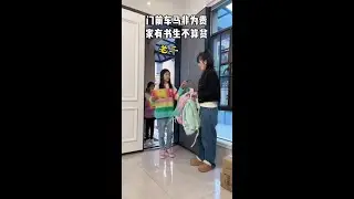 我不信这么大个书包装不下一张奖状！还走出了六亲不认的步伐！想领奖金就直说嘛😂#谁还没个奖状啊