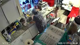 4 tuổi Bk để dành đồ ăn cho mẹ ￼