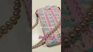 T&uacute;i điện thoại đ&iacute;nh ngọc trai. #crochet #handmade #crochetbag