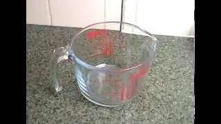Pyrex 1L Glass Measuring Jug close look