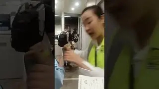 Trên lối lên máy bay chuẩn bị ra miền Bắc để tìm cây Hoa Đào Tết 