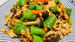 Easy chinese stir fry recipe with chicken, fragrant screw green chillies & mushrooms螺丝椒炒鸡肉和真姬菇