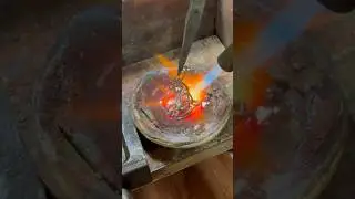 Derretendo prata para transformar em outra j&oacute;ia😳 #ourives #joias #arte #satisfying #viralshorts #yt