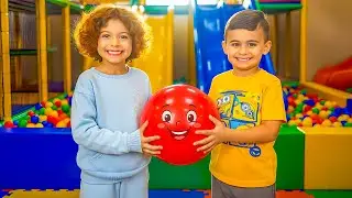 Нева и Нали весело проводят время на крытой игровой площадке 🎈🛝 | Семейные игры