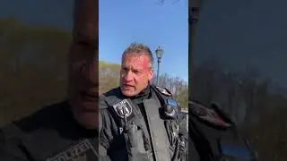 Berlin, 21.4.2021, 9:00 Uhr, Brandenburger Tor, der ber&uuml;hmte Polizist kommentiert Reichsstagsturm.