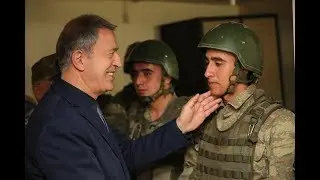 Hulusi Akar'ın g&uuml;lme garantili askerlerle şakalaşma anı