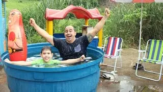 LUCAS E PAPAI BRINCAM com PISCINA DE BOLINHAS COLORIDAS