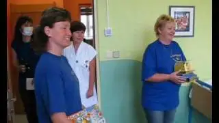 Děti ve Fakultn&iacute; nemocnici Plzeň Lochot&iacute;n dostaly mal&eacute; d&aacute;rky