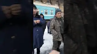 Проводник поддержал меня на выходе из поезда № 4 рейса на вокзале Алматы-2 утром 10 Февраля 2026 г.
