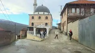 Makedonya'daki Türk köyü Drzilovo da aracımızla dolaştık. Bir sürü çilek tarlası gördük.