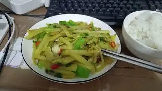 Stir fried potatoes with green peppers