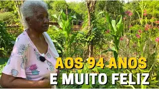 ELA MOSTRA SUAS PLANTAS MEDICINAIS E SUA CRIAÇÃO DE PORCOS E GALINHAS