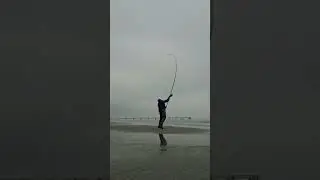 Allenamento #surfcasting sullo sfondo del grattacelo di Cesenatico