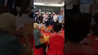 My cousin and the gang of high school classmates singing karaoke 🤵🏻&zwj;♂️👰🏻&zwj;♀️🎤🎶