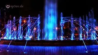 танцующий фонтан со светом в Барселоне.