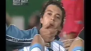 Patada de Alejandro Lembo al Mu&ntilde;eco Gallardo
