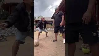 Vua Bóng đá cũng tập đá bóng bằng trái dừa - Sơn Dược Vlog Bình Định