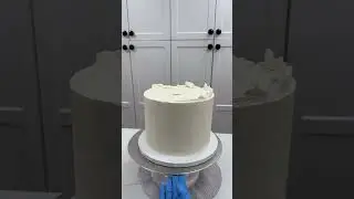 Clean crisp edge! #satisfying #sosatisfying #birthdaycake #cake #cakes #cakeshorts #cakedecorating