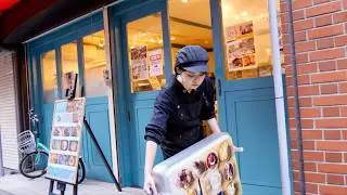 Она печет пирожные, пончики и обслуживает клиентов — и все это в одиночку.