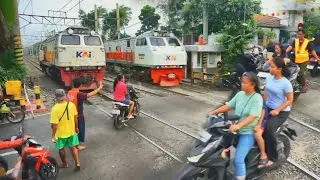 🔴Kereta sudah dekat..!!! perlintasan paling rame pengendara, kereta api ngebut